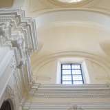 Ma � alzando lo sguardo che la chiesa ci restituisce la solennit� perduta. L�ambiente a croce greca, scandito da quattro pilastri, � coperto da volte...